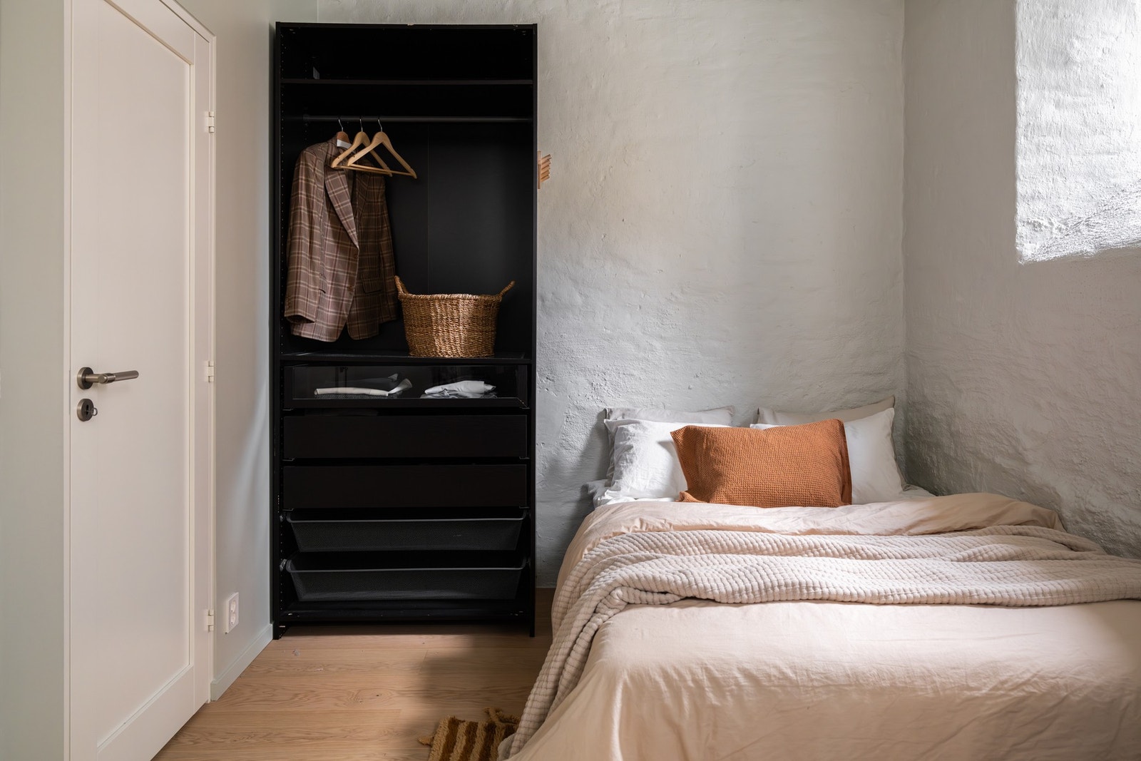 Soverommet er ustyrt med garderobeskap. Galleribilde