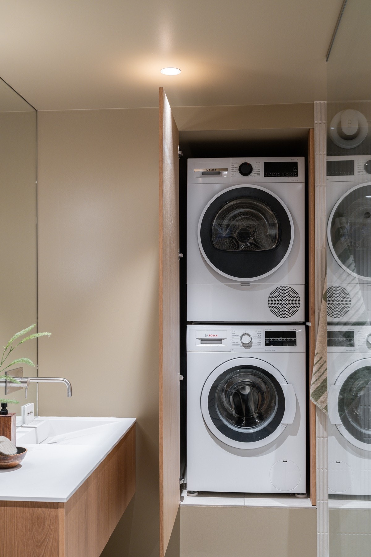 Badet har integrert nisje for vaskemaskin og tørketrommel. Galleribilde