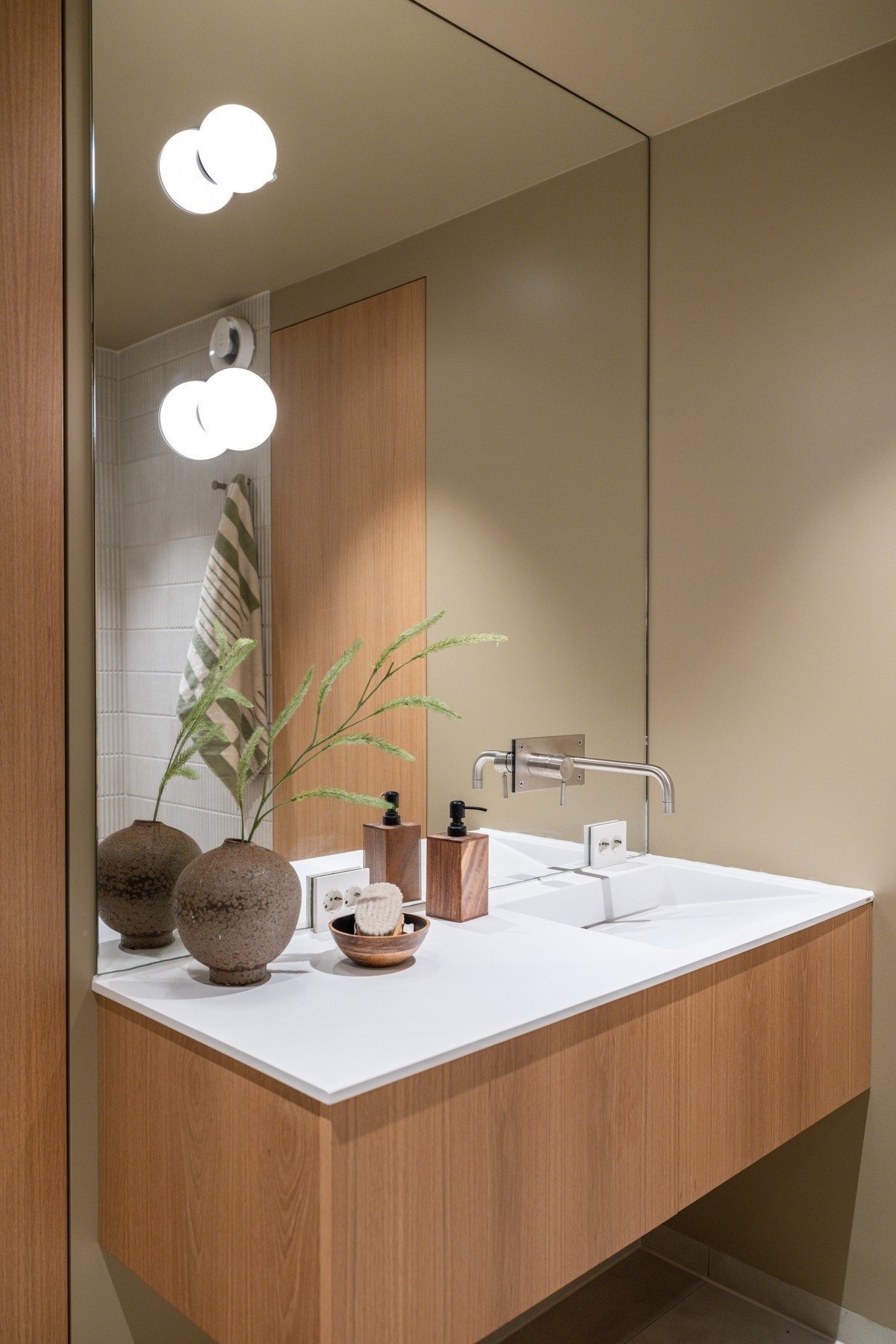 Romslig servant med 1-greps blandebatteri. Galleribilde