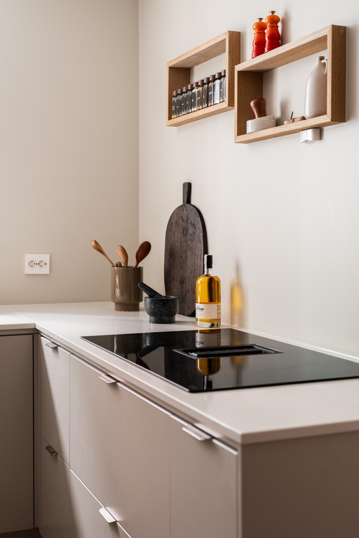 Platetopp med nedfelt integrert ventilator. Galleribilde