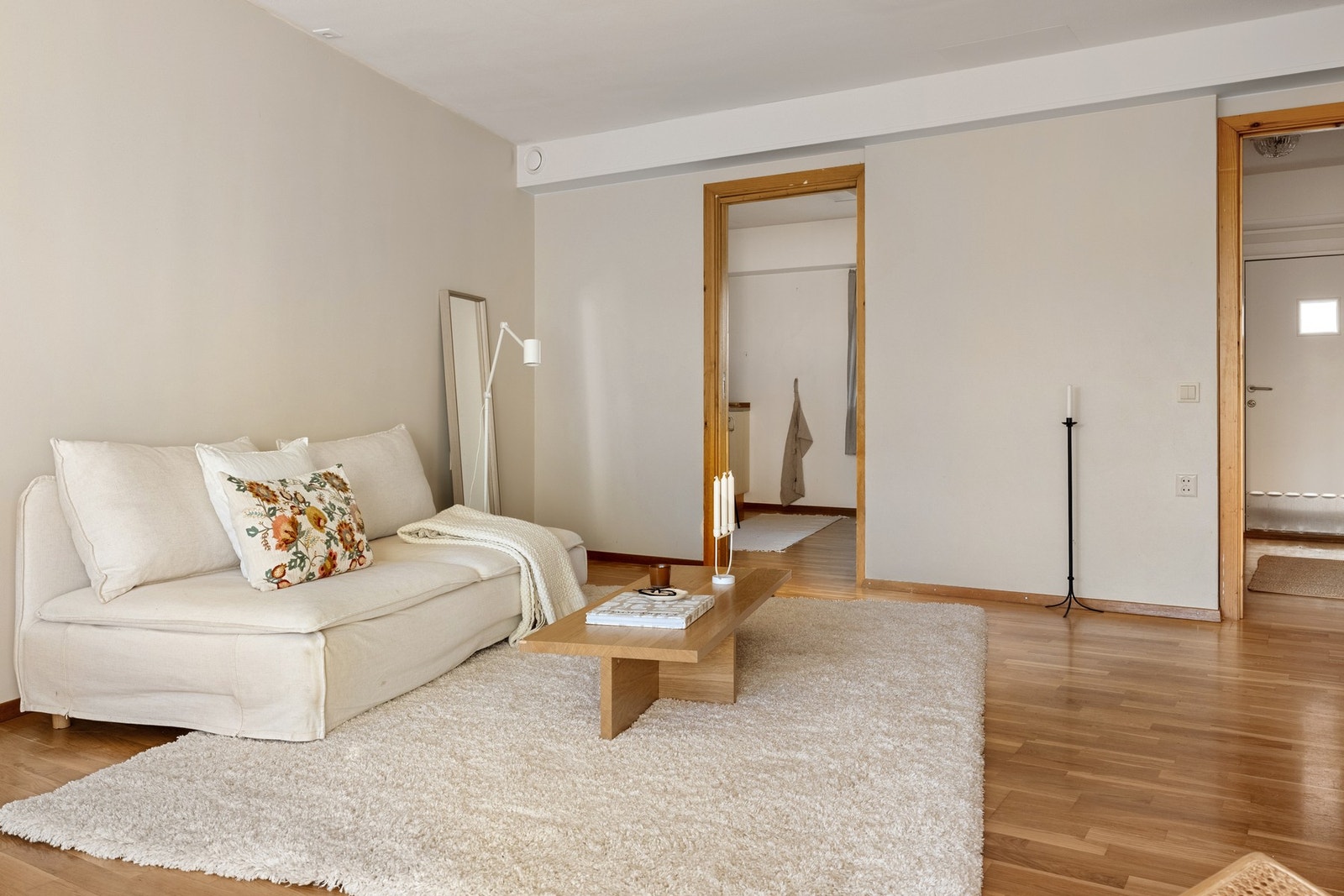 Det er god plass til både sofagruppe og spisebord. Galleribilde