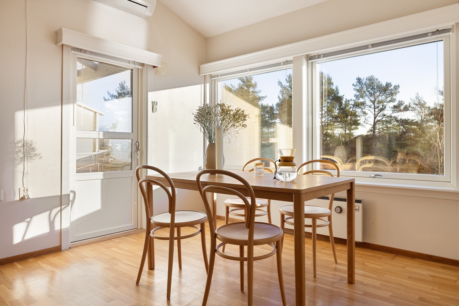 Varmepumpe i stuen som sørger for en behagelig innetemperatur. Galleribilde