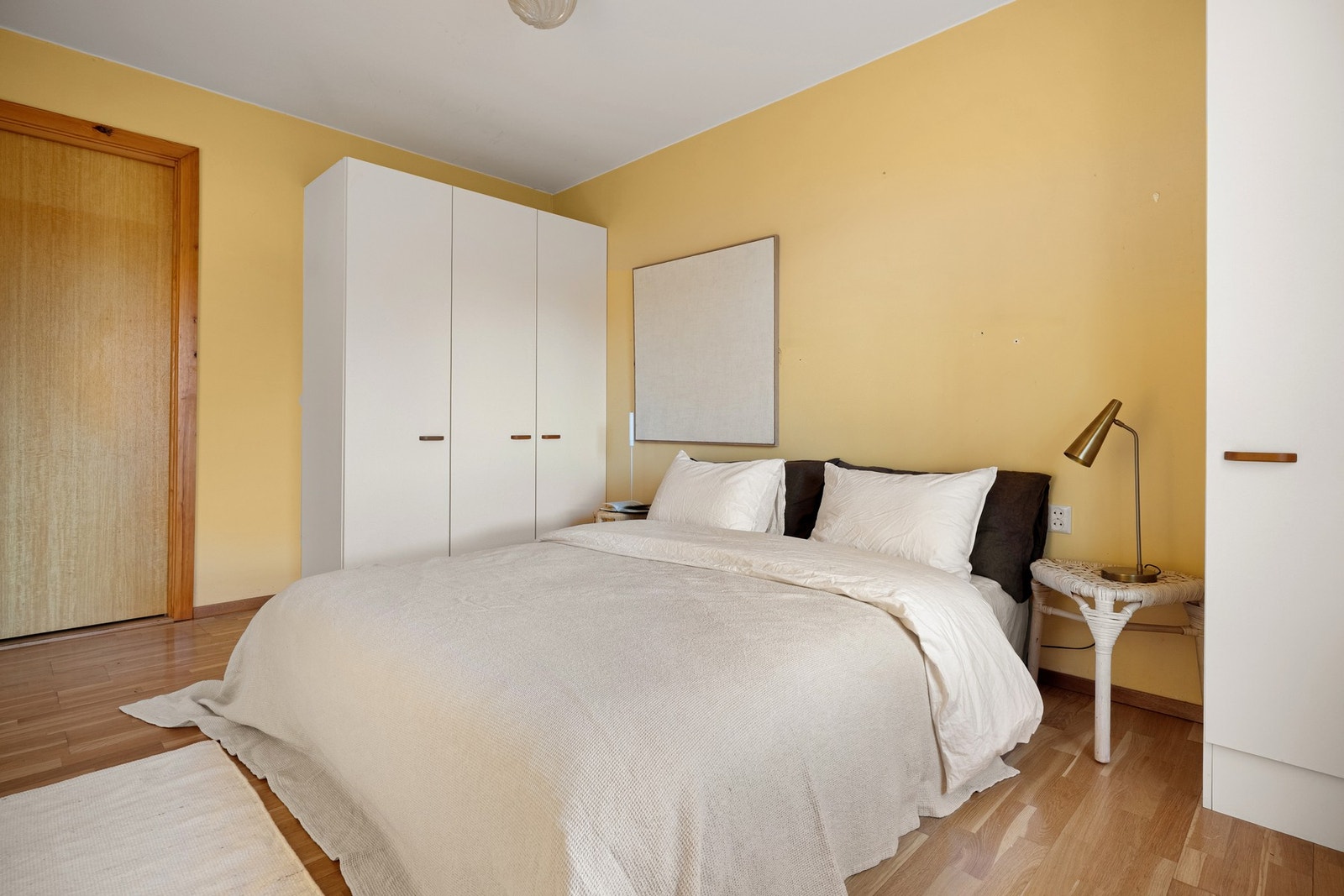 God plass til dobbeltseng, garderobe og tilhørende møblement. Galleribilde