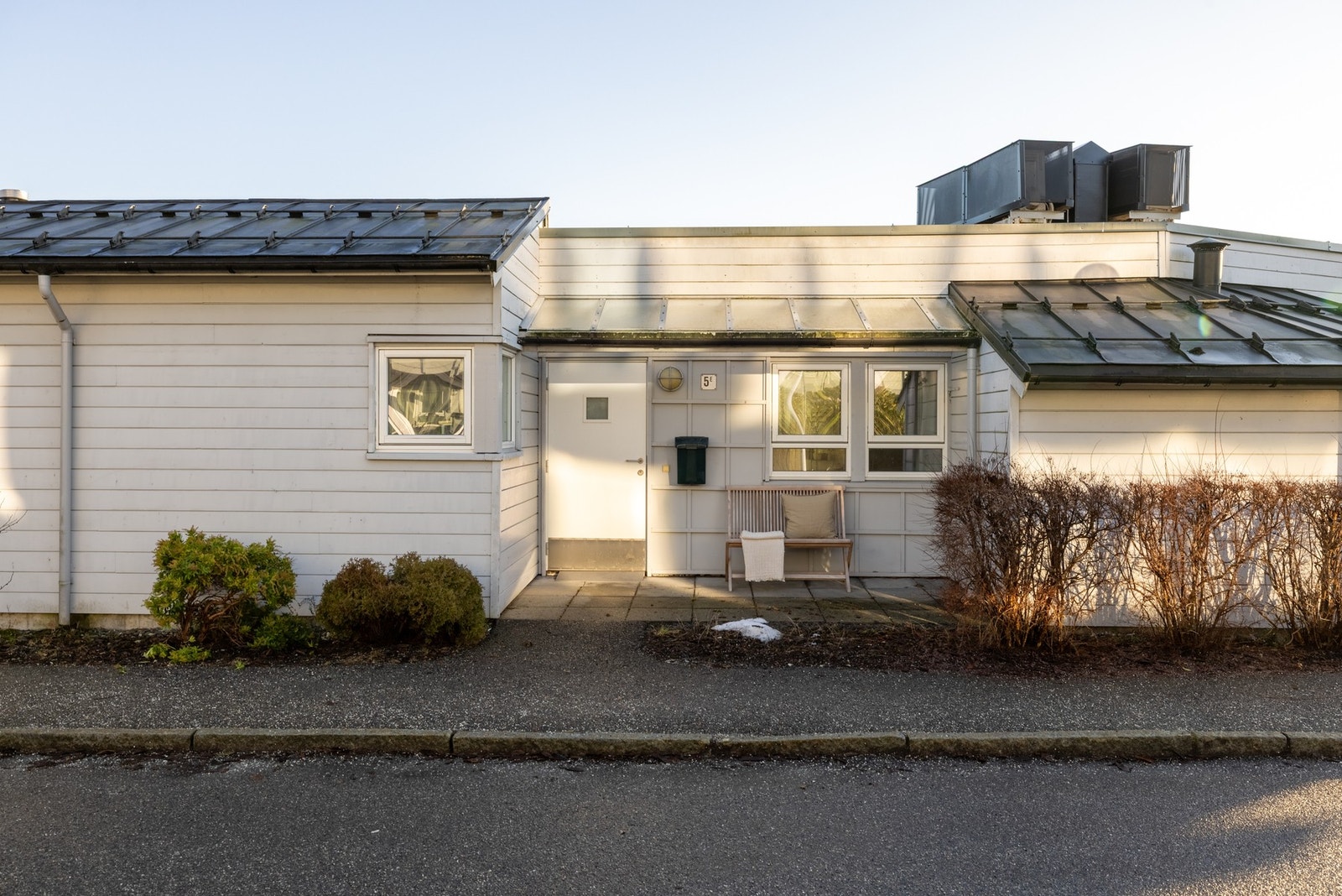 Ved inngangspartiet har man en utvendig bod på Galleribilde