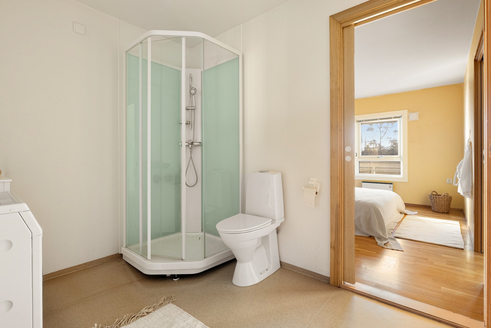 Badet har tilkomst både fra soverom og fra entré. Galleribilde