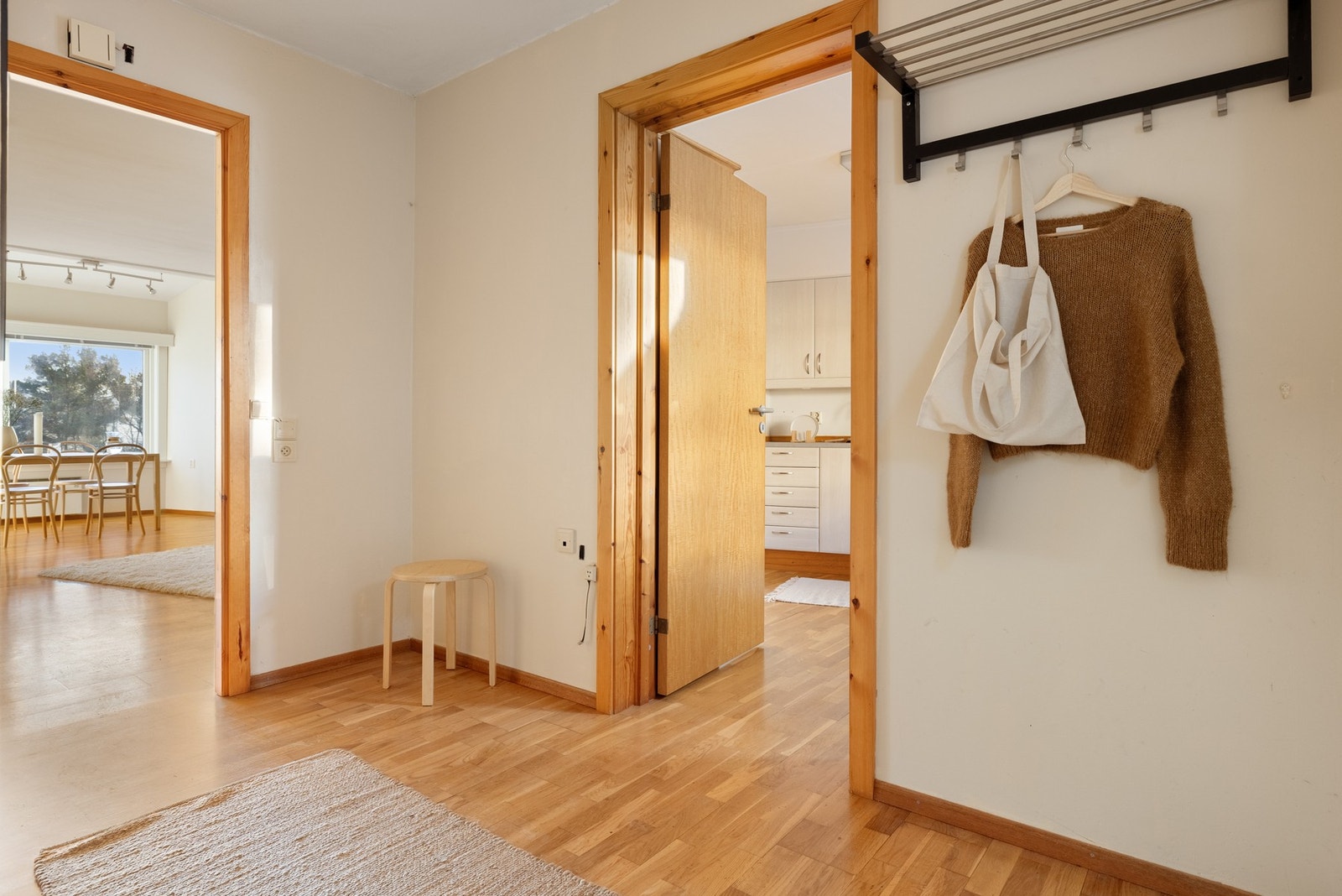 Det første som møter deg når du kommer inn i leiligheten er en romslig entré på 5,7 kvm. Galleribilde