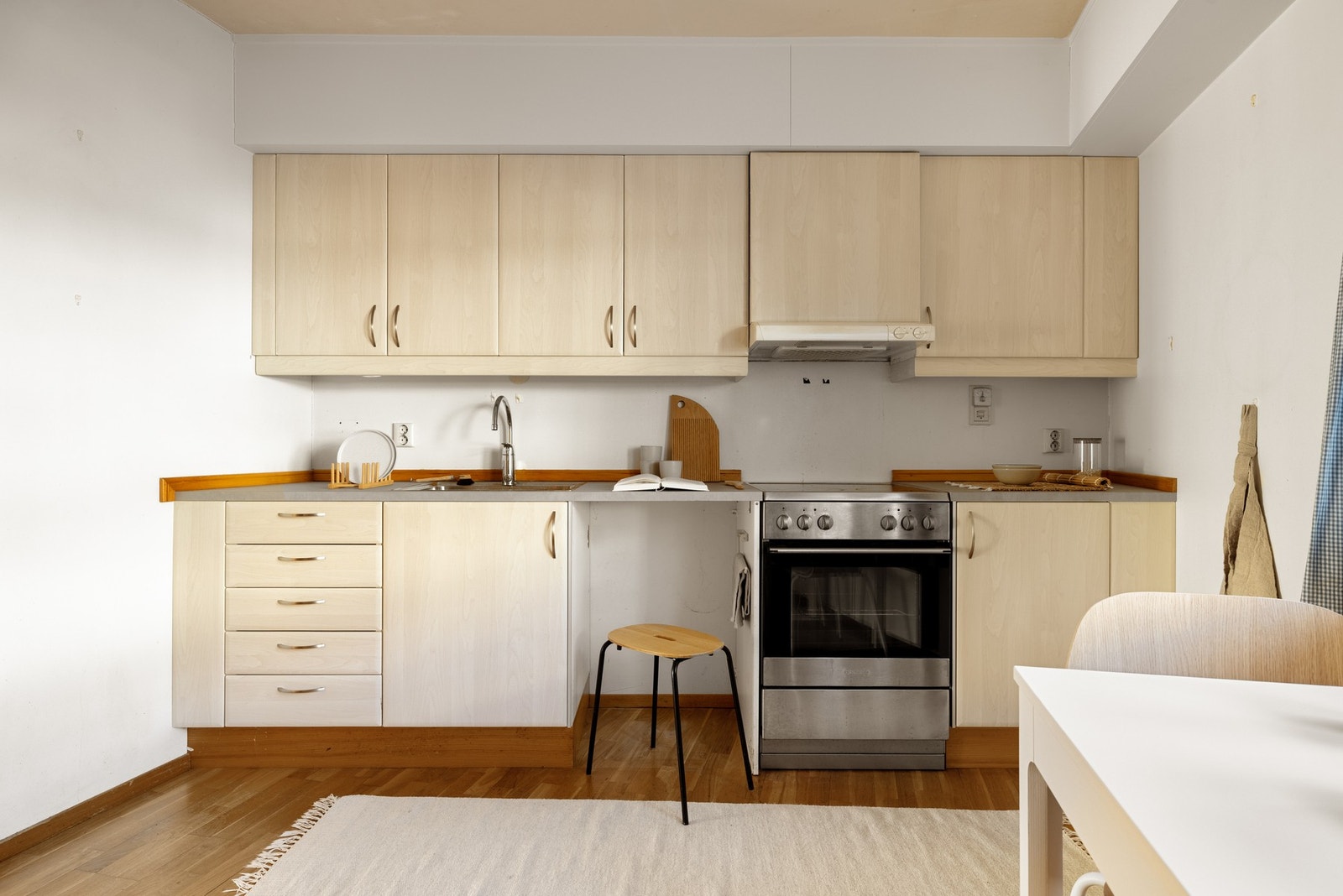 Kjøkkeninnredning med slette fronter og laminat benkeplate med nedfelt vask. Galleribilde