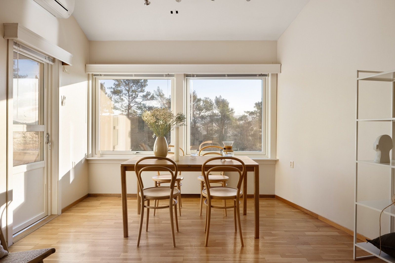 Vinduene i stuen sørger for godt med naturlig lysinnslipp og slipper inn den fine utsikten. Galleribilde