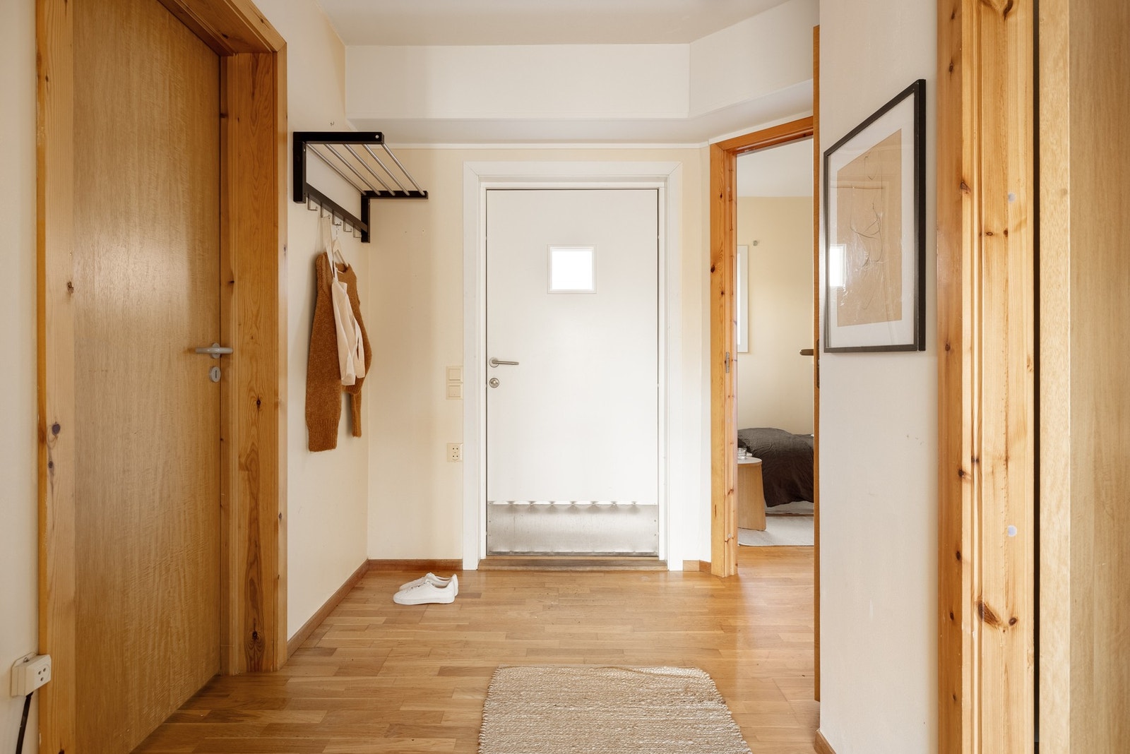 Her er det god plass til å henge fra seg yttertøy. Galleribilde