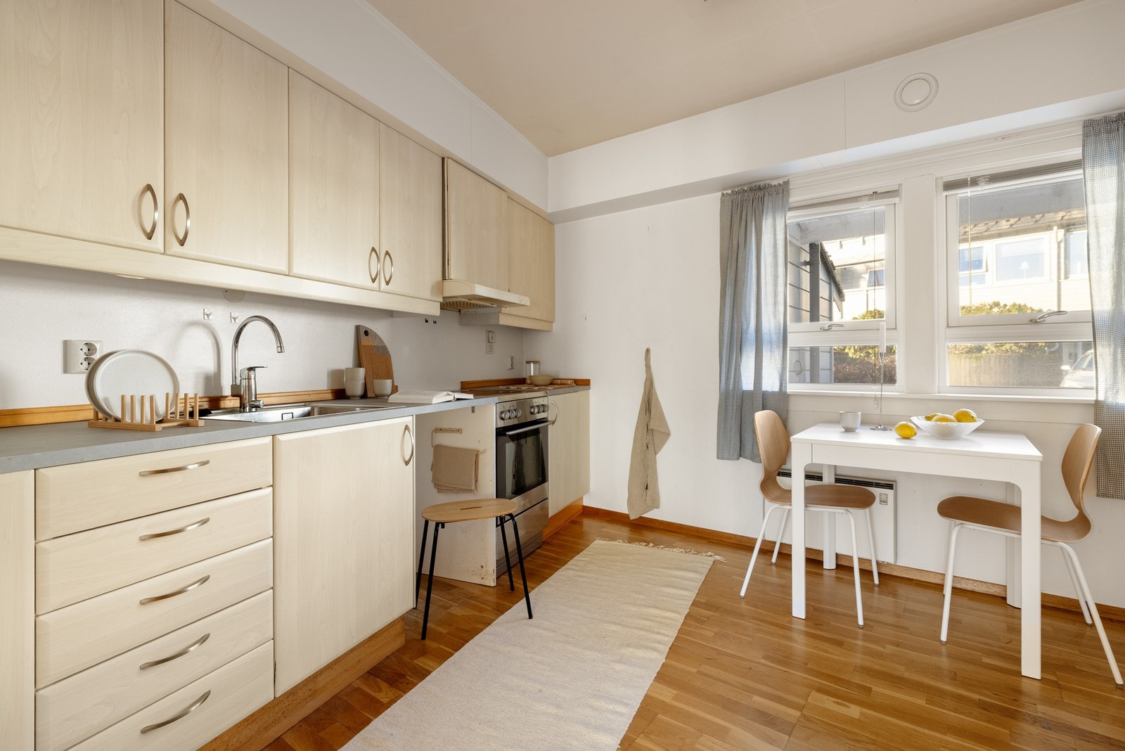 På kjøkkenet er det plass til spisebord. Galleribilde