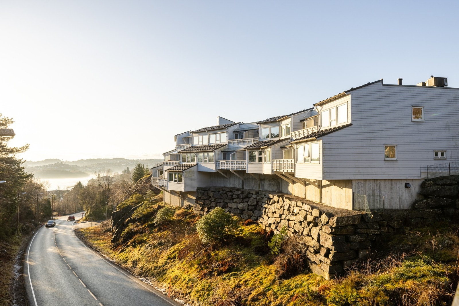 Fra leiligheten er det kun 400 meter til busstopp. Galleribilde