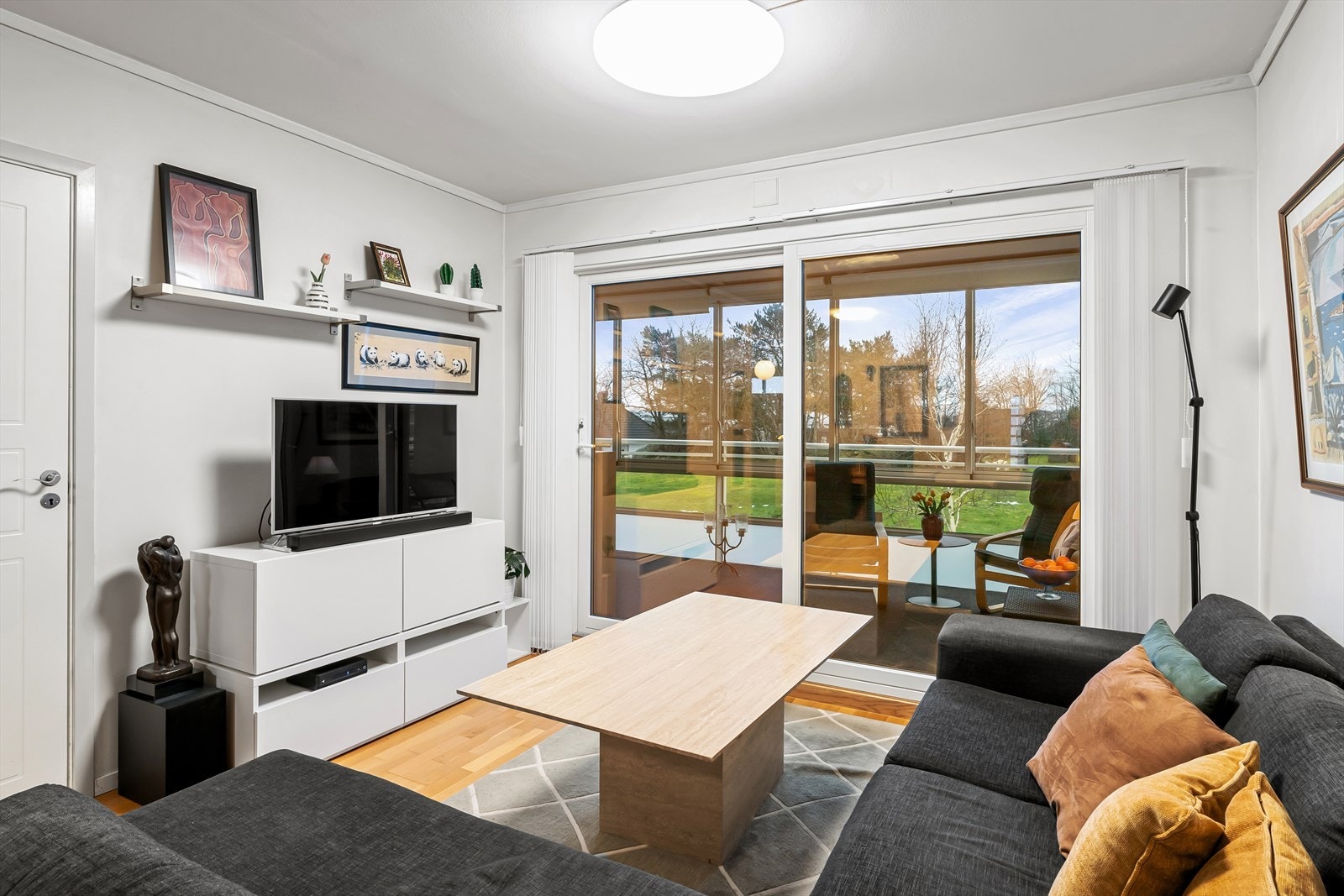 Fra stuen har man direkte utgang til romslig innglassert balkong Galleribilde