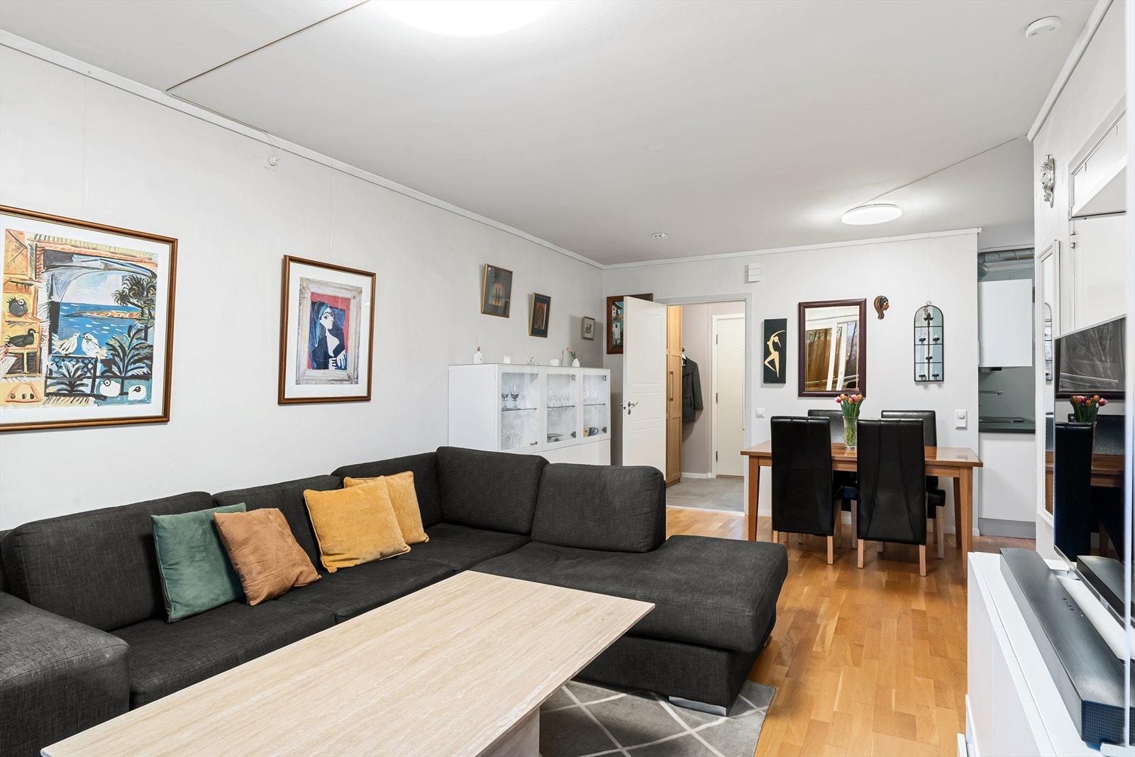 De lyse fargene er gjennomgående i leiligheten Galleribilde