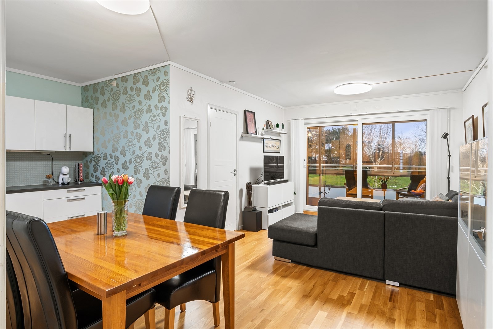 Her får man en delvis åpen stue-/kjøkken løsning som gjør leiligheten enkel å møblere Galleribilde