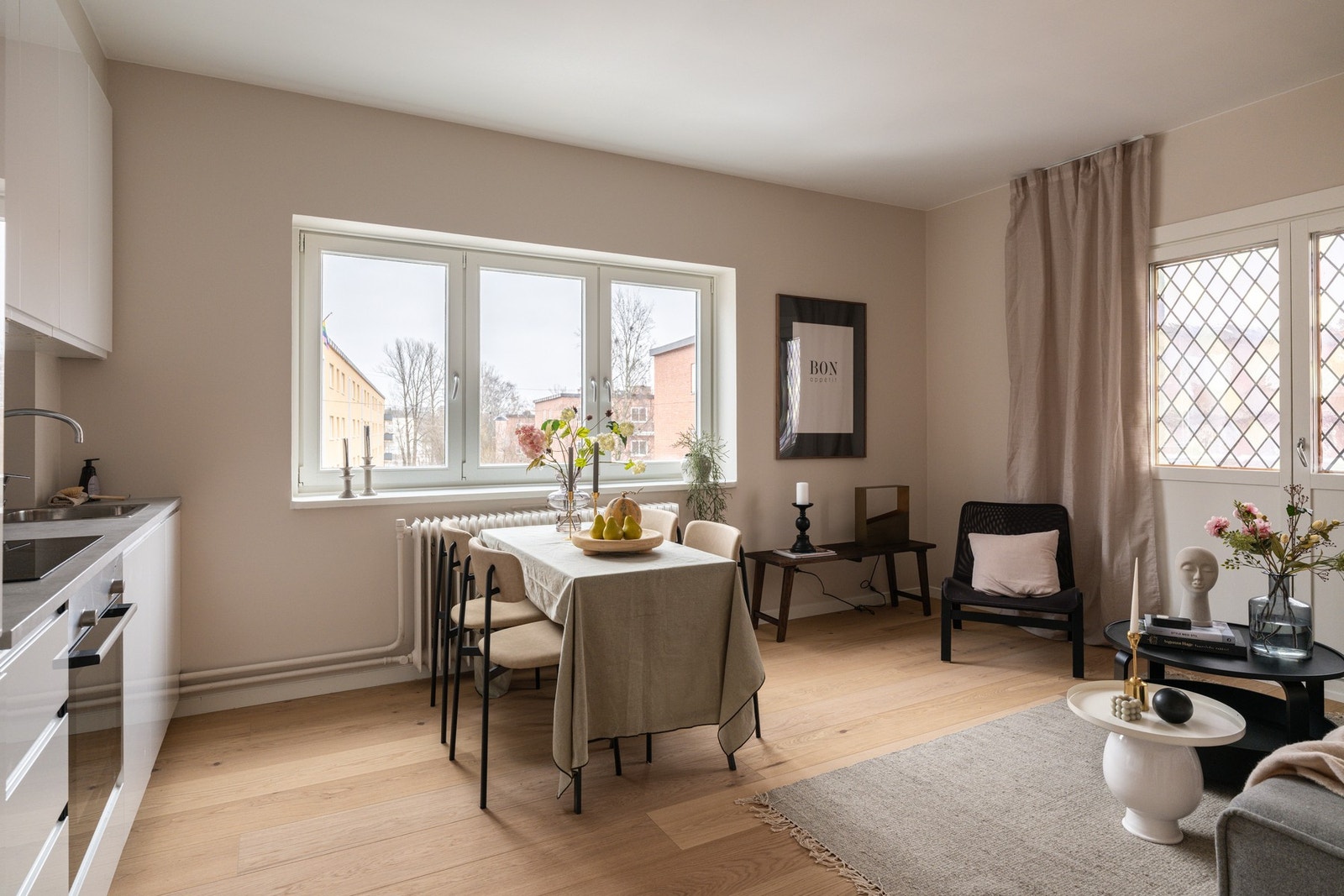 Stuen er romslig og luftig, med lysinnslipp fra to sider. Hele leiligheten har svært god takhøyde. Galleribilde