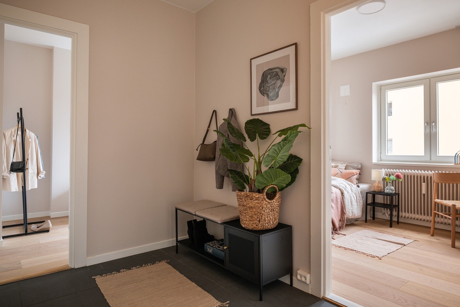 Lys og innbydende entré med flislagt gulv og plass til å henge fra seg yttertøy. Galleribilde