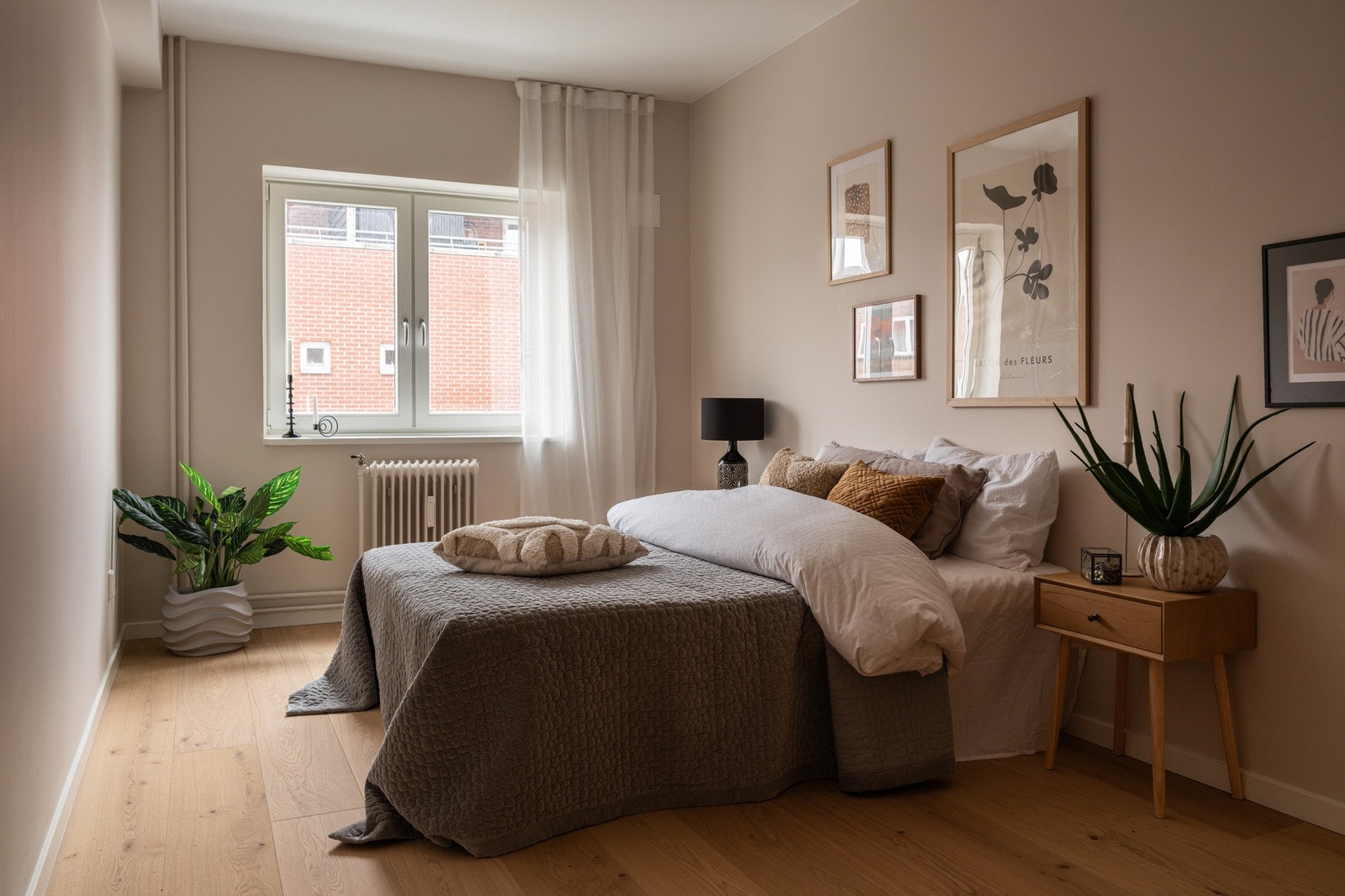 Luftig og romslig hovedsoverom med god plass til dobbeltseng og tilhørende nattbord. Galleribilde