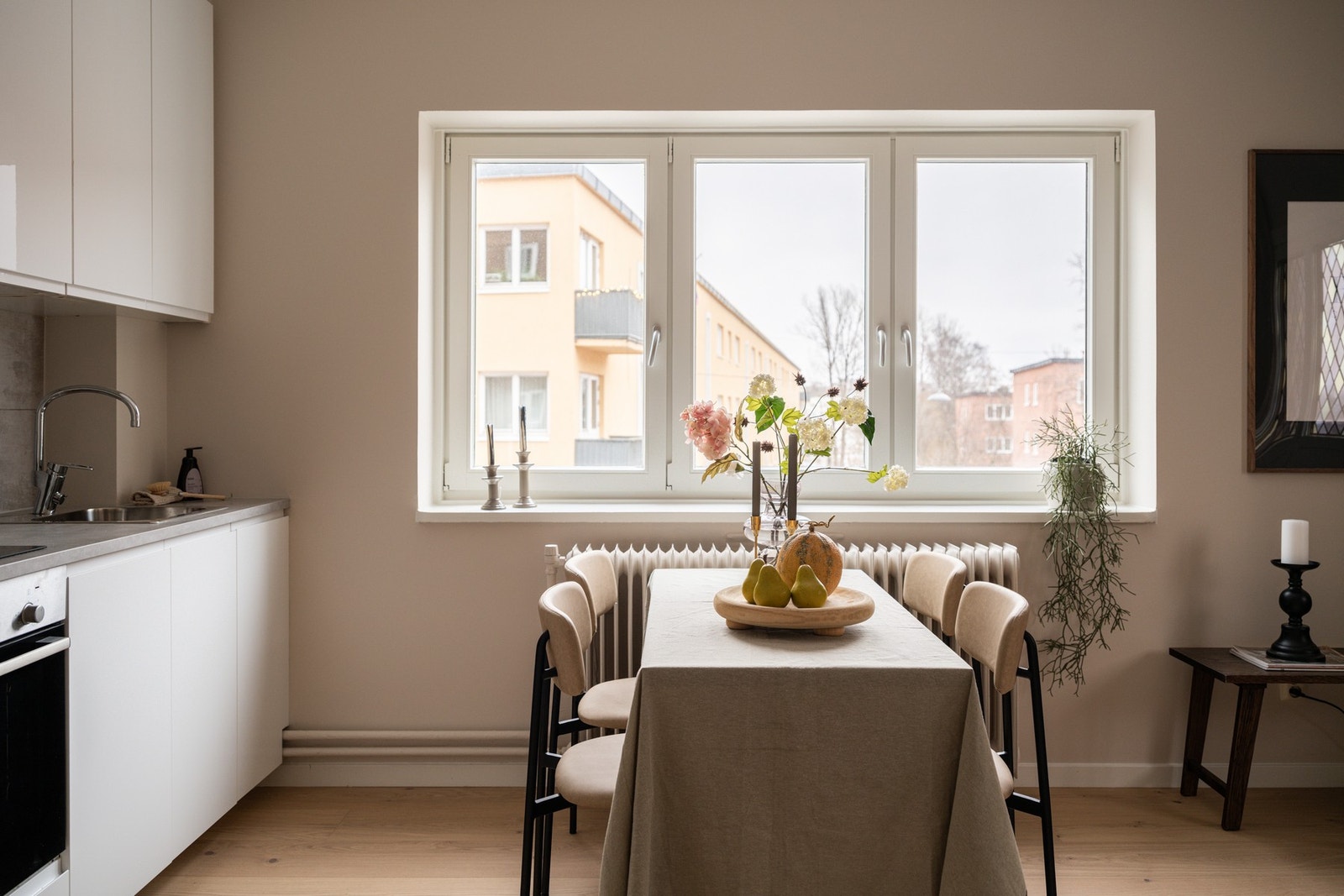 Naturlig sone for spisebord. Galleribilde