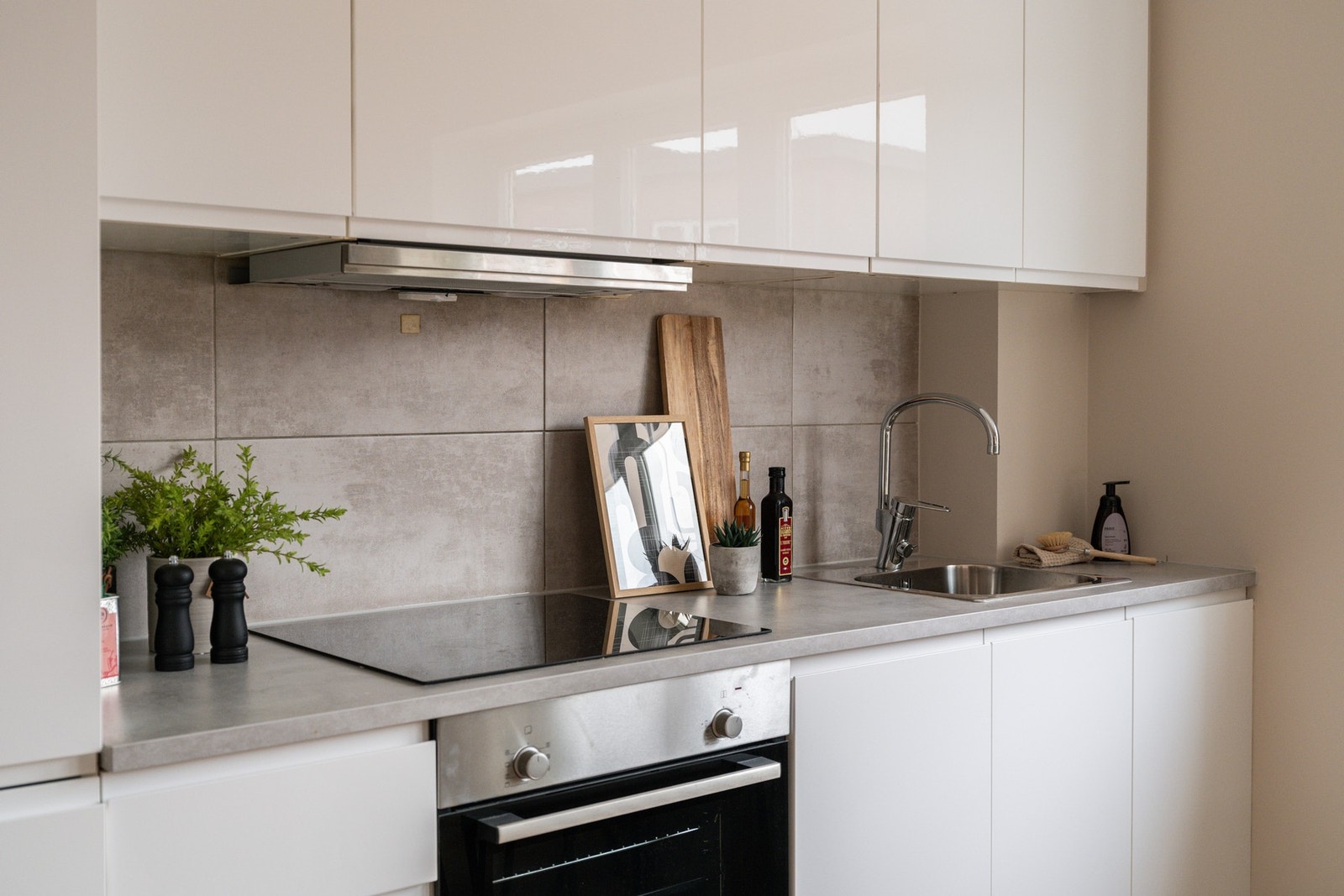 Det er fliser på vegg over benken. Galleribilde