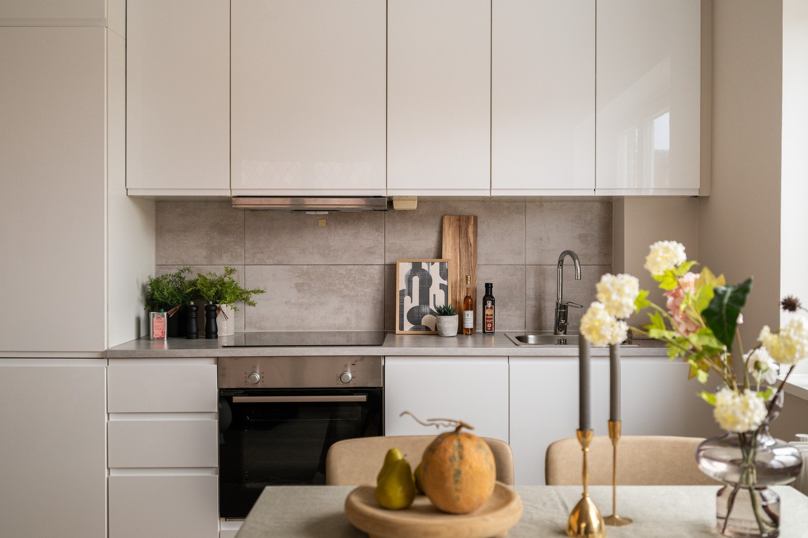 Kjøkkenet har integrert komfyr, oppvaskmaskin, og kjøl/fryseskap. Galleribilde