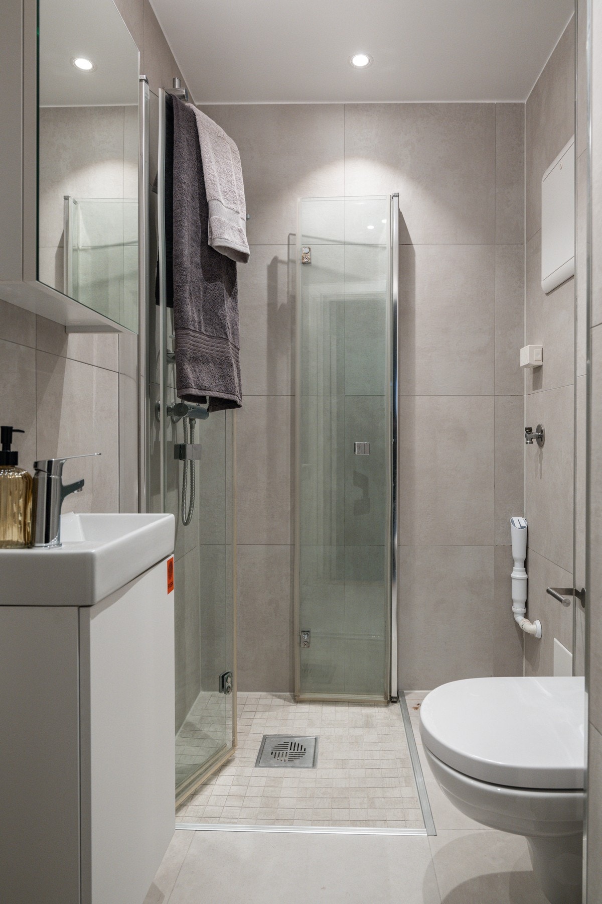 Lekkert, flislagt bad pusset opp i 2022. Galleribilde