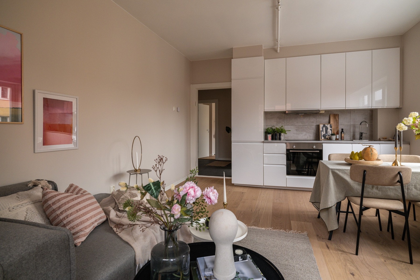 Her får du en sosial og åpen stue/kjøkkenløsning. Galleribilde