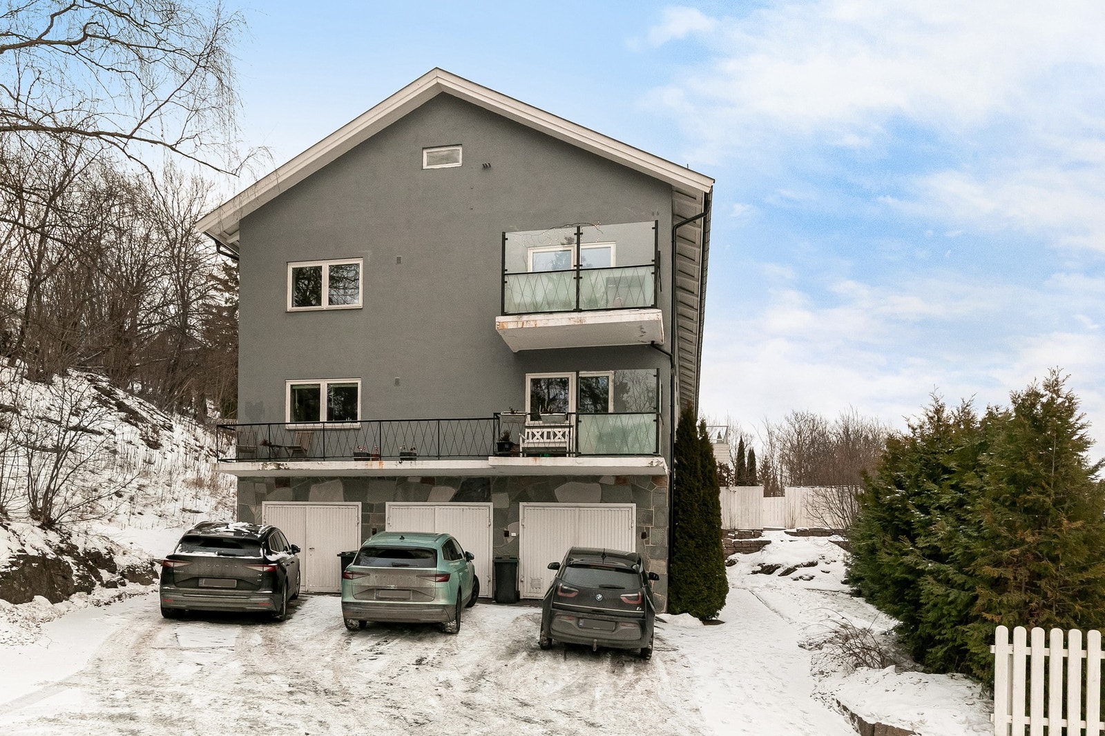 Det følger med en garasje med el-billader Galleribilde