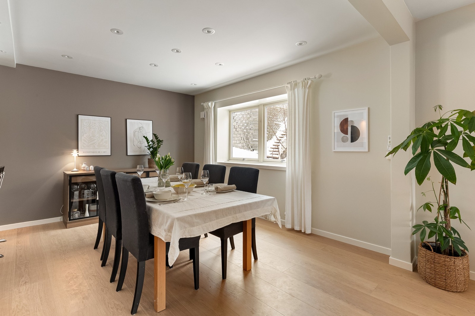 Fin spisesplass utenfor kjøkkenet Galleribilde