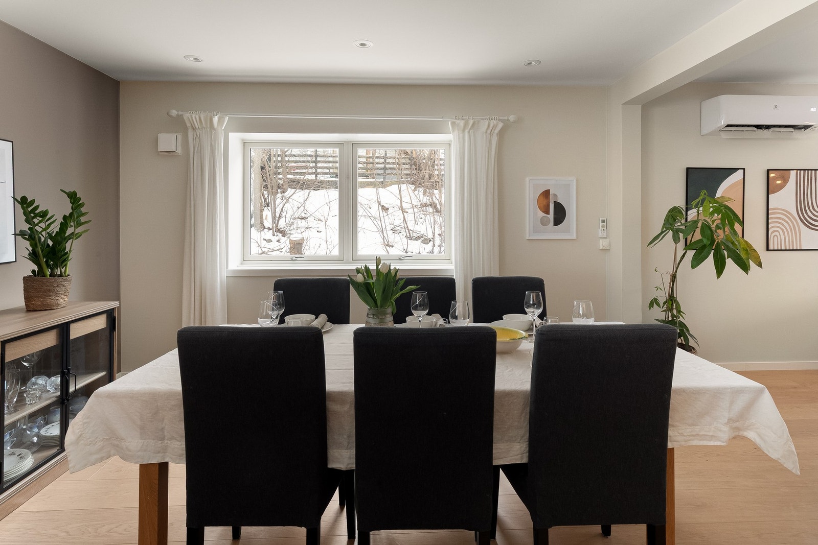 Her er det plass til å dekke til hele familie ved selskapligheter Galleribilde