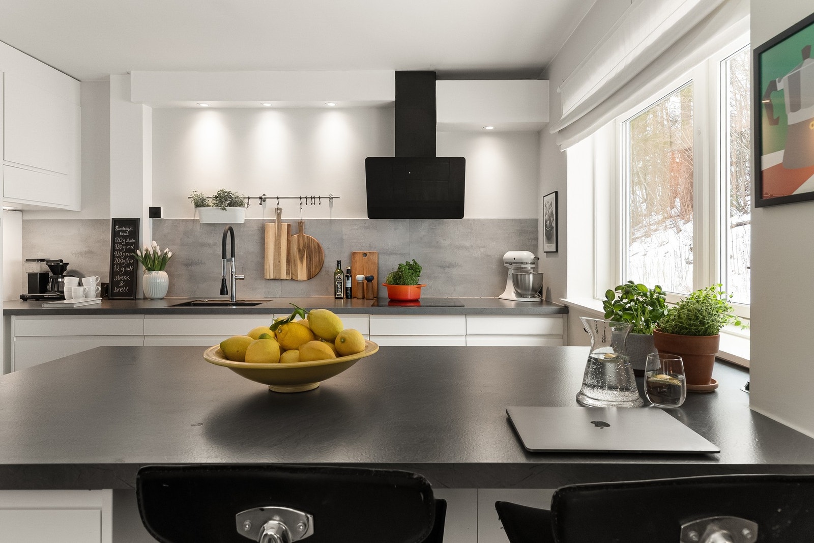 Her er det barstoler som gir mulighet for en rask frokost eller lekser for familiens små Galleribilde