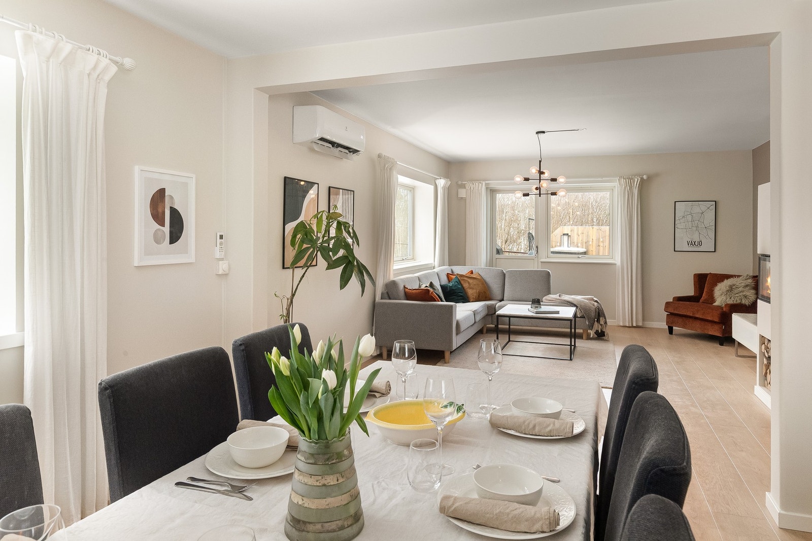 Stort flott stue med plass til flere oppholdssoner Galleribilde