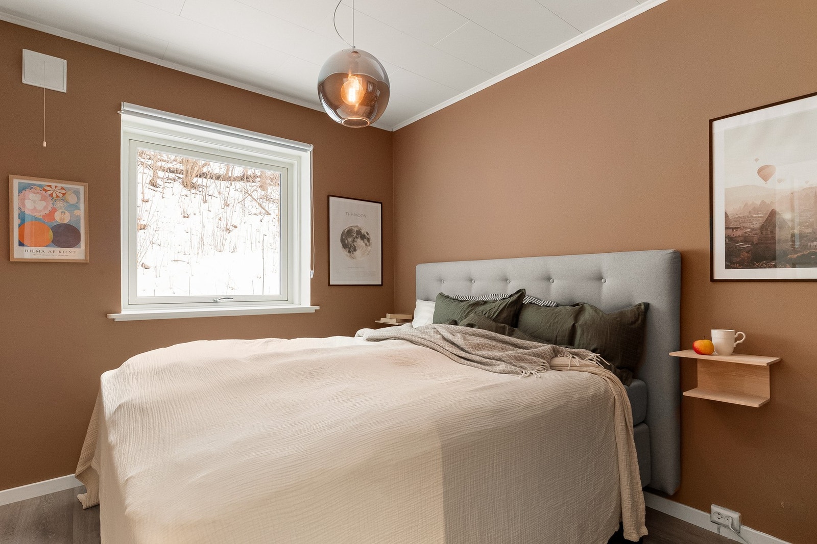 Leiligheten har tre soverom samlet på en side av boligen Galleribilde