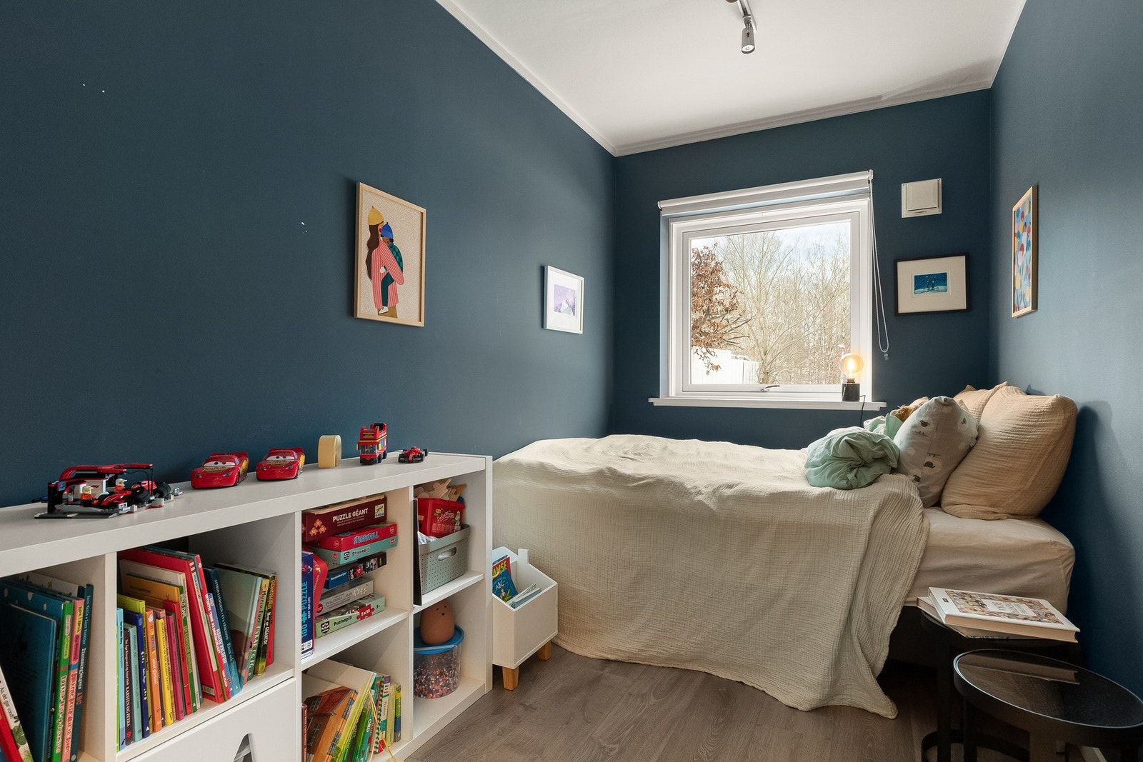 Soverommet er malt i duse moderne farger Galleribilde