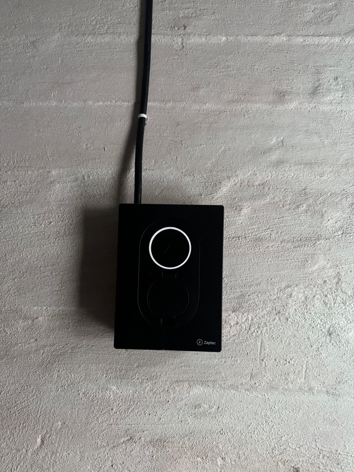 Det er el-billader i garasjen Galleribilde