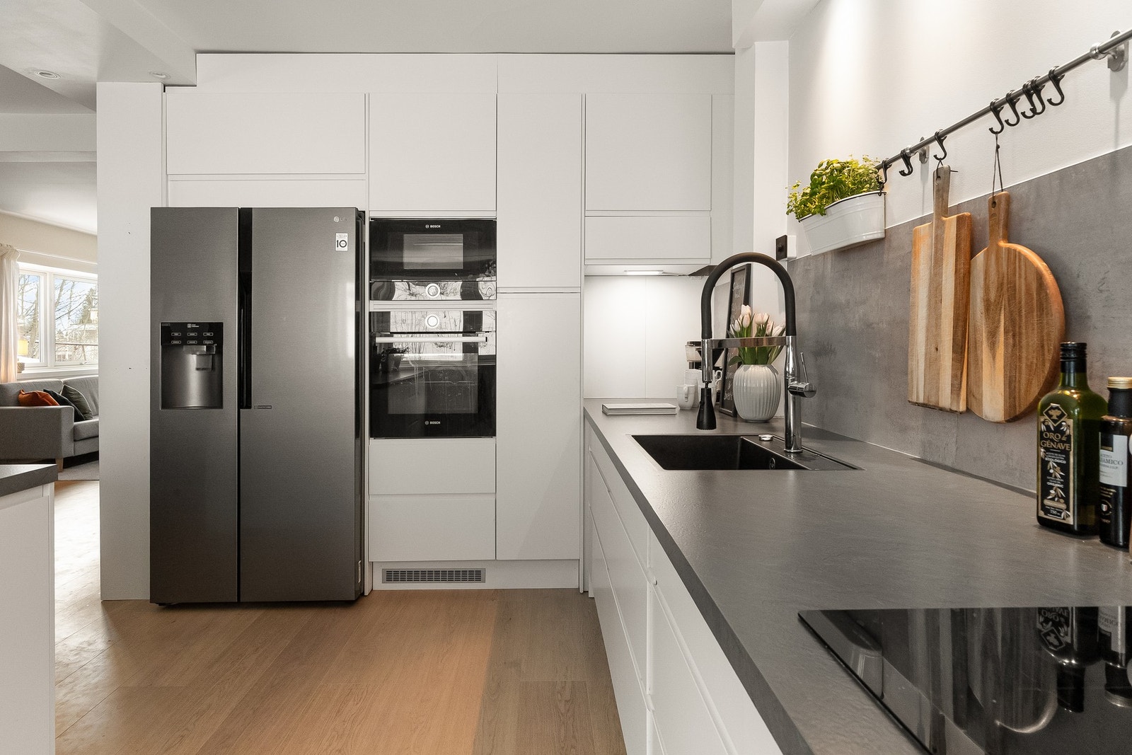 Integrert komfyr og micro i ergonomisk riktig høyde samt frys-/ kjøl med vanndispenser Galleribilde