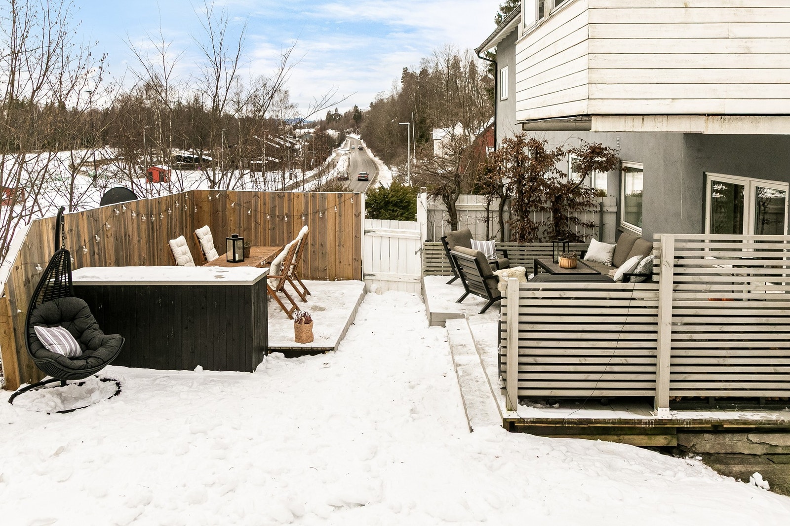 Fra boligen er det kort vei til T-bane på Jar stasjon, samt butikker på Jarhuset Galleribilde