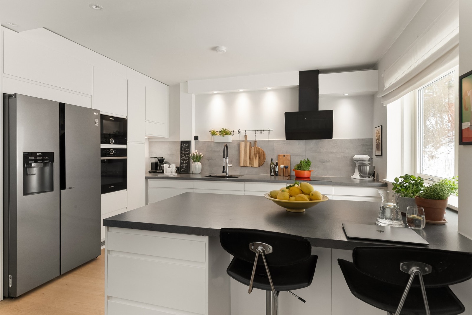 En praktisk kjøkkenøy er en fin romdeler Galleribilde