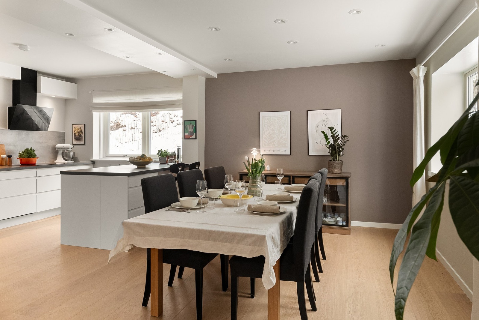 Kjøkkenet ligger i en delvis åpen løsning mot spisestue Galleribilde