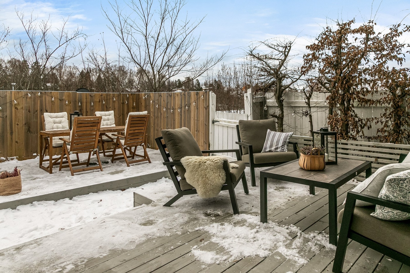Det er flere terrasse/ oppholdssoner i hagen Galleribilde