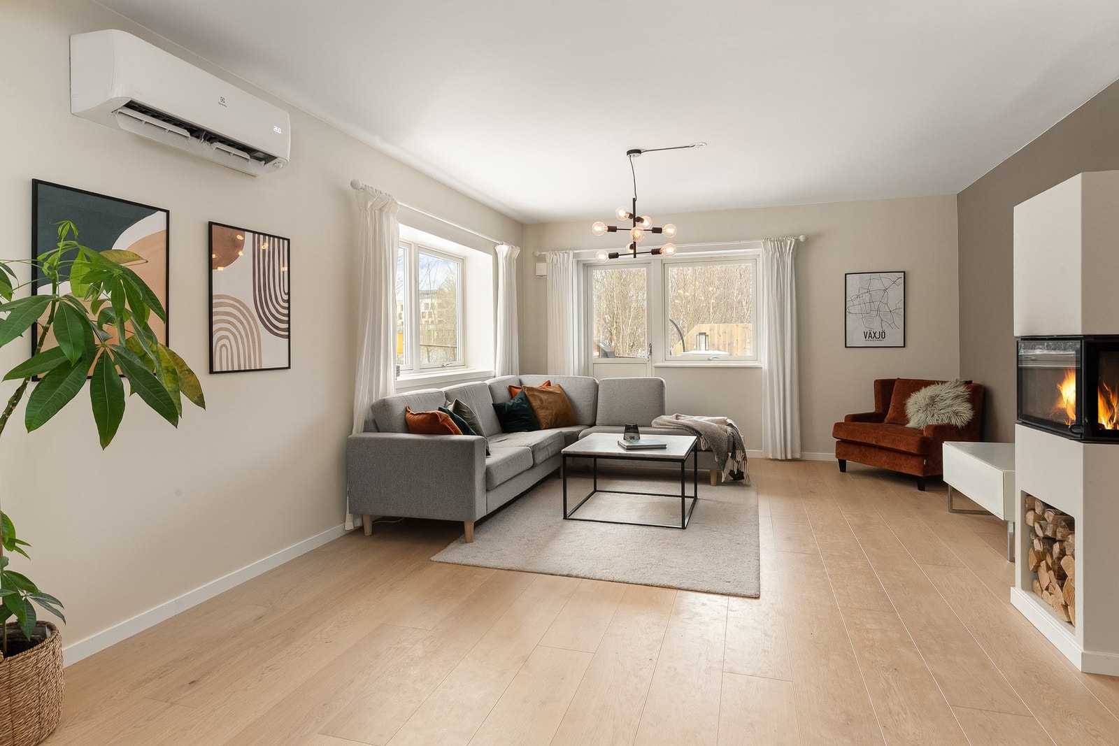 Stor stue med peisovn fra 2020 og utgang til terrasse og hage Galleribilde