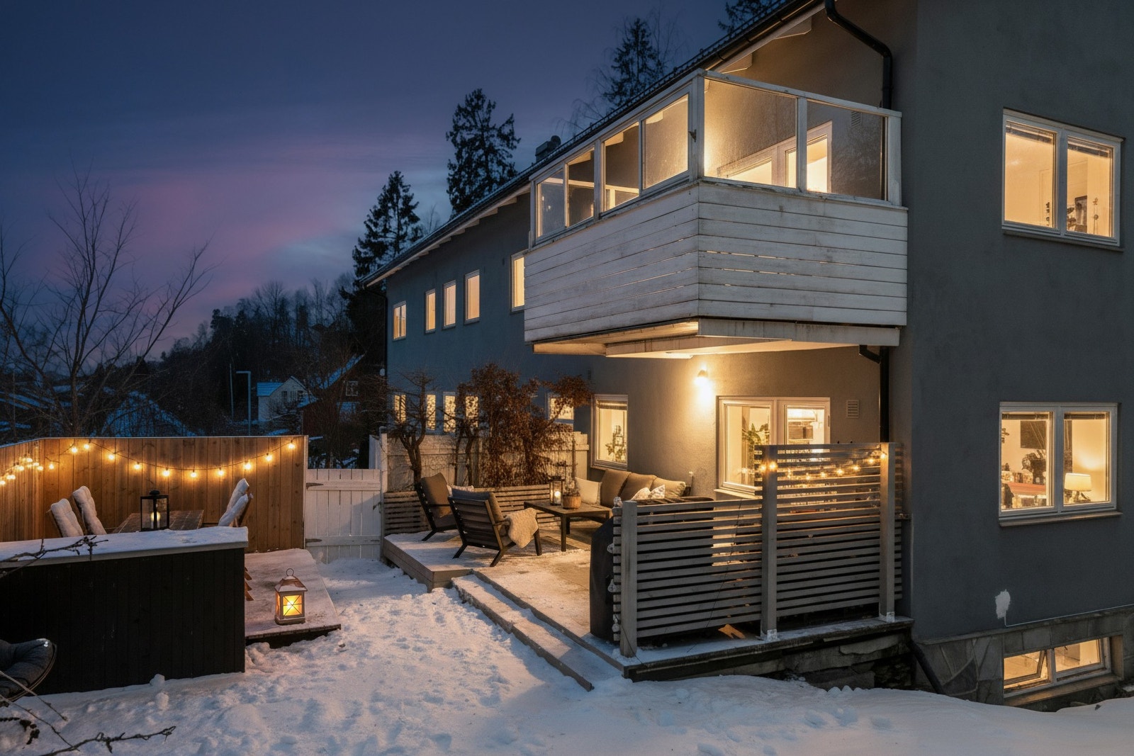 Med bålpanne eller utelys vintertid er hagen fint anvendbar hele året Galleribilde
