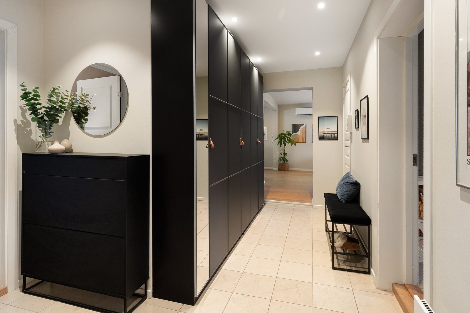 Lys gang med god lagringsplass Galleribilde