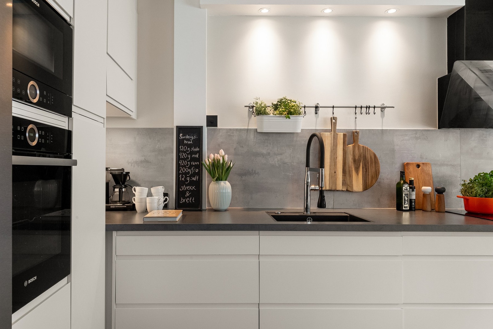 Din nisje til kaffemaskin og brødrister mm gir et ryddig yttrykk og praktisk bruk av kjøkkenet Galleribilde