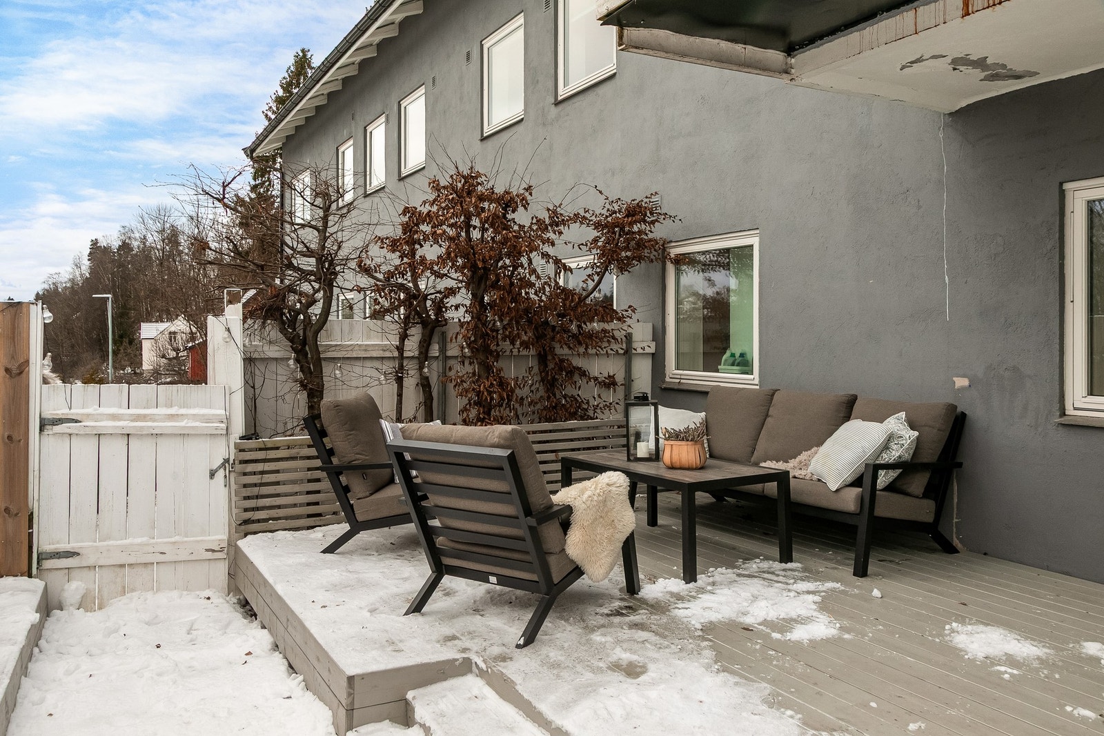 Utenfor stuen er det en fin uteplass Galleribilde