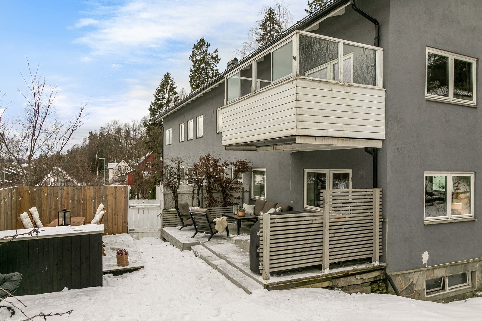 Boligen disponerer en fin, barnevennlig hage Galleribilde