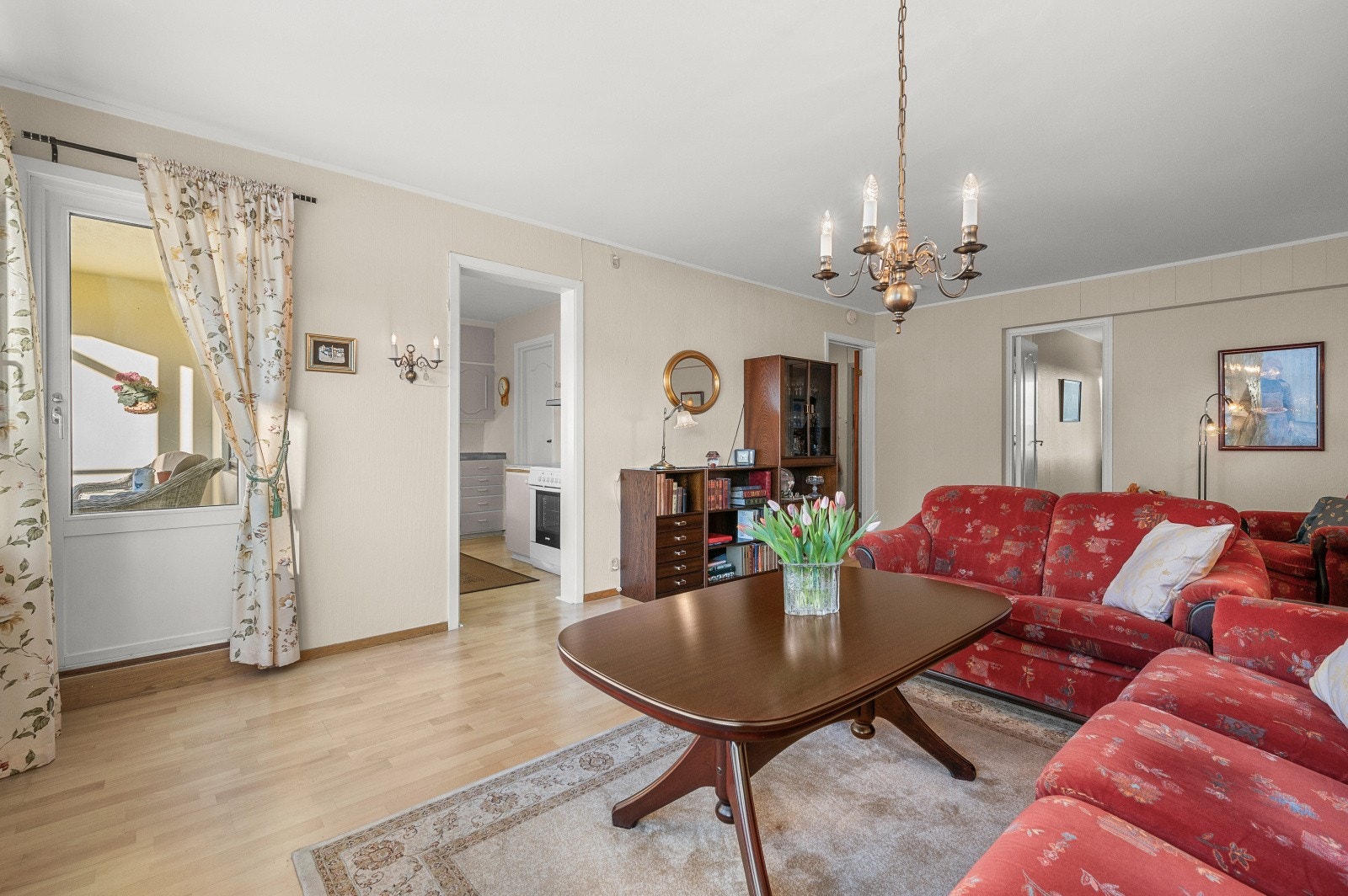 Leilighetene har adskilt kjøkken og stue. Utgang til balkongen fra stue. Galleribilde