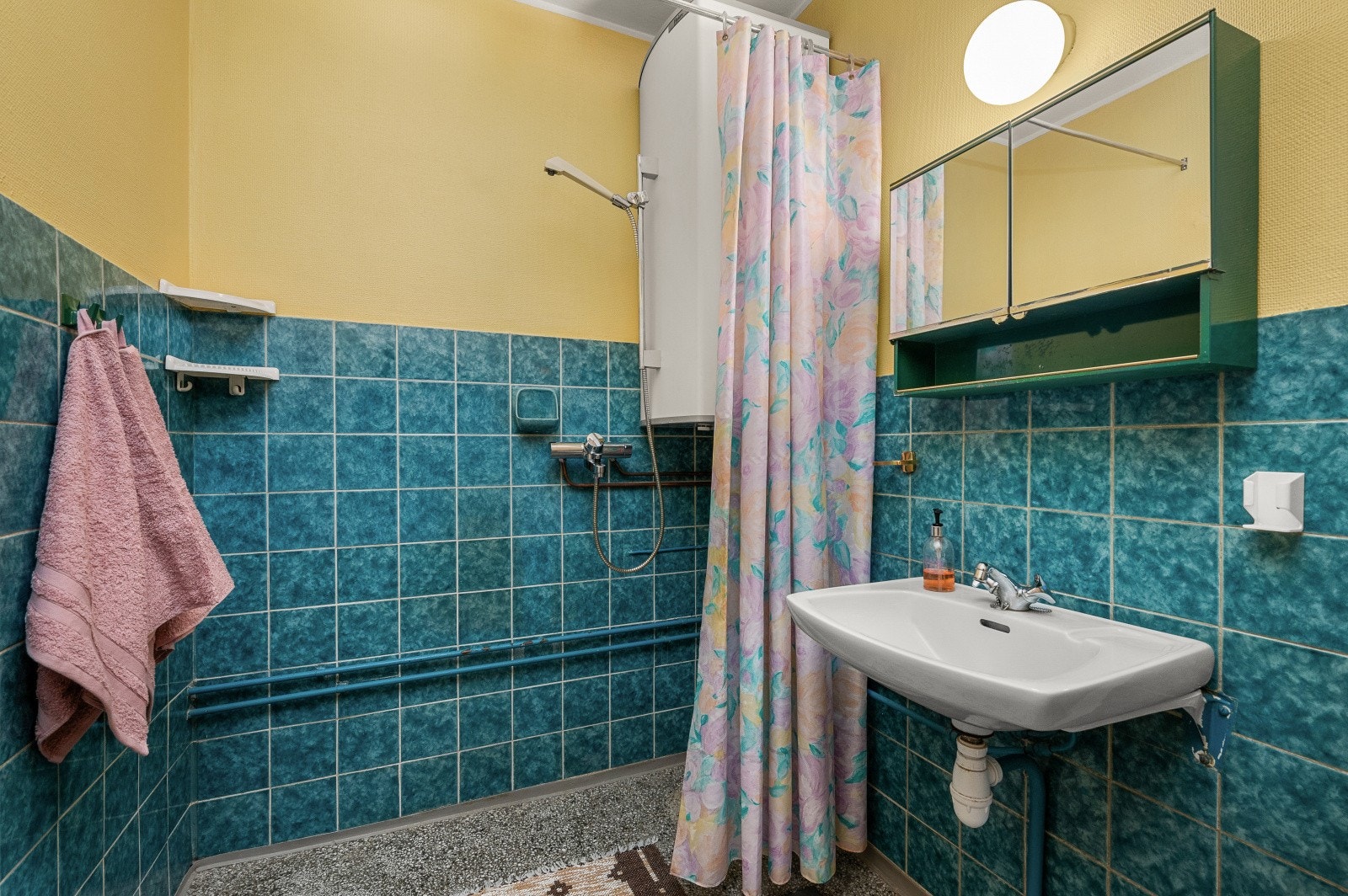 Badet er 4,5 kvm. og har behov for oppgradering. Galleribilde