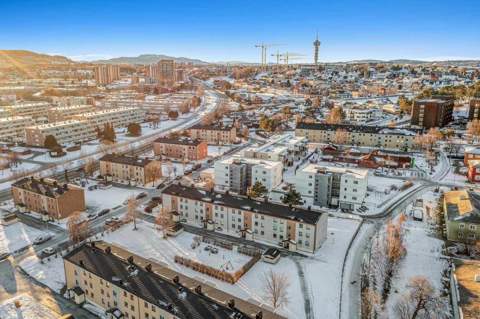 Bromstad BL ligger sentralt til med kort vei til sentrum, alle servicefasiliteter på Sirkus Shopping eller Valentinlyst senter og nært busstopp som tar deg nært til de store arbeidsplassene eller de store skolene. Galleribilde