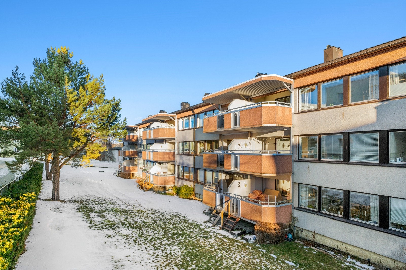 Leiligheten ligger som topp-leilighet i 3. etasje med solrik balkong som vender mot sør/vest. Galleribilde