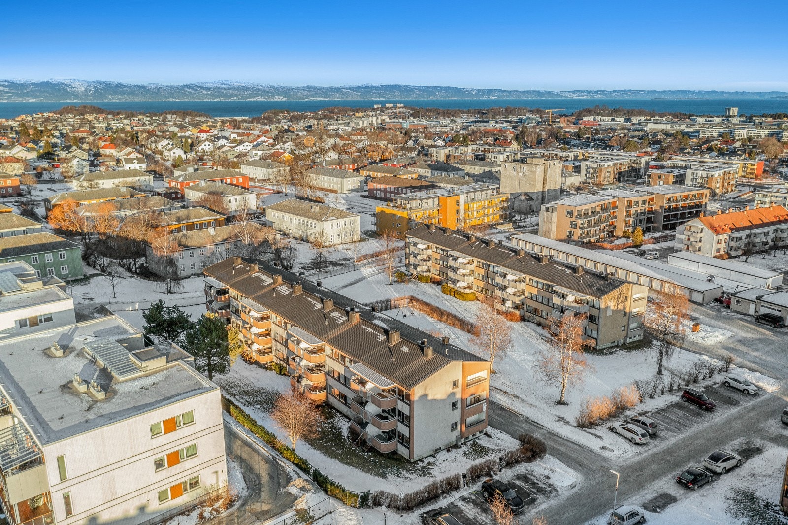 Borettslaget har god kapasitet på parkeringsplasser og det er parkering til eget bruk og til gjester. I egen parkerings-app kan man legge inn egen bil/fast parkering og gjesteparkering til besøkende. Galleribilde